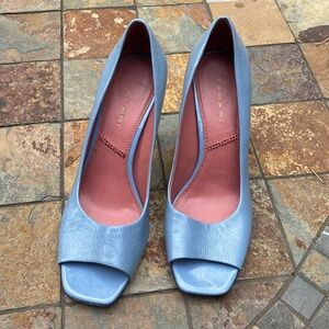 Tahari blue heels with a leather sole, 7 1/2 beautiful shine to these shoes